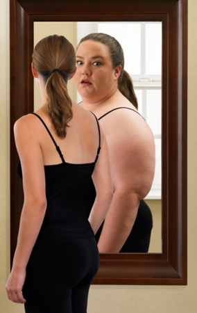 Az evészavarok három legismertebb típusa az elhízás, a kóros soványsággal járó anorexia és a falási-hányási ciklusokkal jellemezhető bulimia.