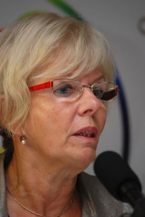 dr. Csekey &Eacute;va