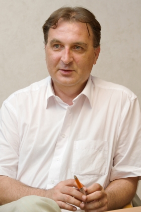 dr. F&uuml;lesdi B&eacute;la