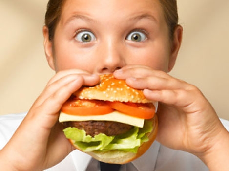 A gyerekek játékot kaphatnának, ha a hamburger helyett a gyümölcsöt választják A gyerekek játékot kaphatnának, ha a hamburger helyett a gyümölcsöt választják