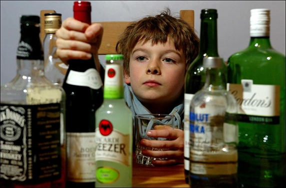 Az alkoholfogyasztási szokásokat a szülői viselkedés is befolyásolja Az alkoholfogyasztási szokásokat a szülői viselkedés is befolyásolja