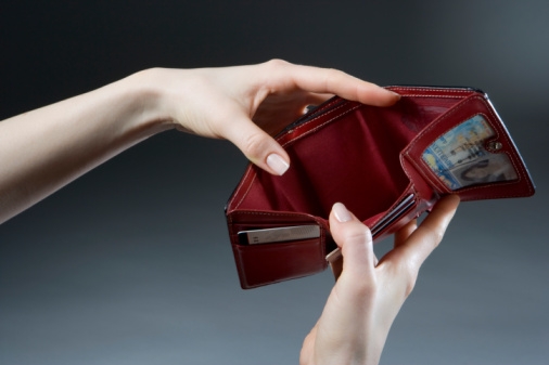 Havi 300-350 ezer forintos bér kifizetésére kellene teljen az OEP által utalt összegből Havi 300-350 ezer forintos bér kifizetésére kellene teljen az OEP által utalt összegből