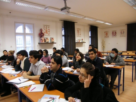 Az ország távoli pontjairól érkezett kilenc cigány fiatal vesz részt a Semmelweis Egyetem speciális egyetemi előkészítő kurzusán Az ország távoli pontjairól érkezett kilenc cigány fiatal vesz részt a Semmelweis Egyetem speciális egyetemi előkészítő kurzusán