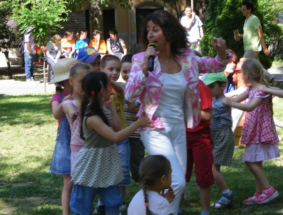 Fábián Éva, a Neoton Família volt énekesnője műsorával elkápráztatta a gyermekkórház udvarán lévő betegeket Fábián Éva, a Neoton Família volt énekesnője műsorával elkápráztatta a gyermekkórház udvarán lévő betegeket